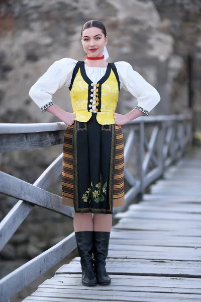 Ung Smuk Slovakisk Kvinde Traditionelt Kostume - Stock-foto