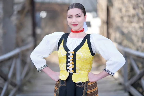 Ung Vacker Slogan Kvinna Traditionell Kostym — Stockfoto