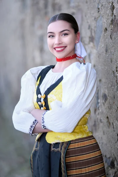 Jovem Bela Mulher Eslovaca Traje Tradicional — Fotografia de Stock