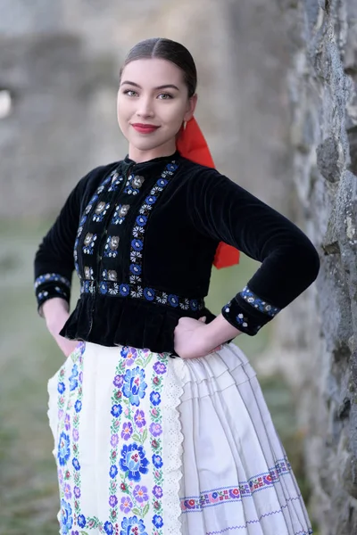 Jovem Bela Mulher Eslovaca Traje Tradicional — Fotografia de Stock