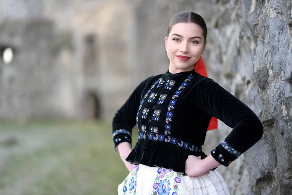 Geleneksel Kostümlü Güzel Slovak Kadın — Stok fotoğraf