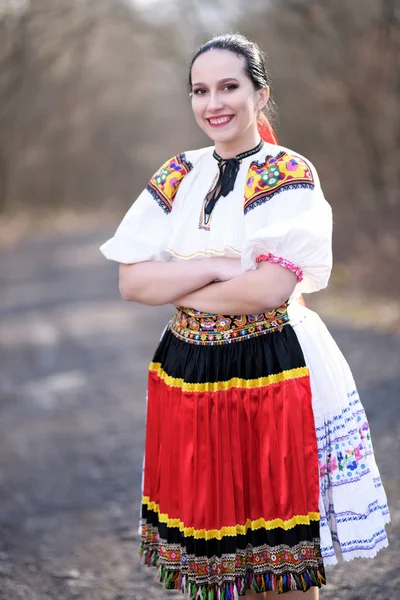 Ung Vacker Slogan Kvinna Traditionell Kostym — Stockfoto