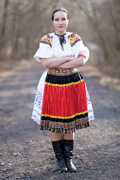 Nuori Kaunis Slovak Nainen Perinteisessä Puvussa — kuvapankkivalokuva