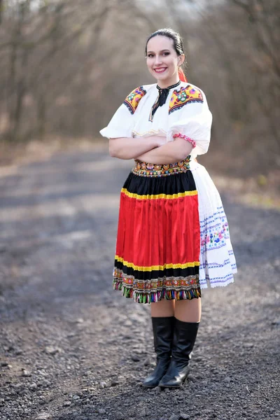 Giovane Bella Donna Slovacca Costume Tradizionale — Foto Stock