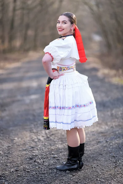 Giovane Bella Donna Slovacca Costume Tradizionale — Foto Stock