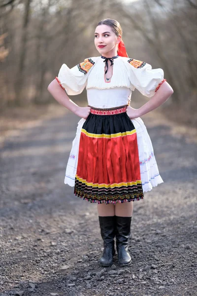 Giovane Bella Donna Slovacca Costume Tradizionale — Foto Stock