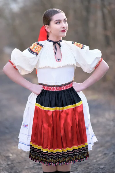 Jovem Bela Mulher Eslovaca Traje Tradicional — Fotografia de Stock