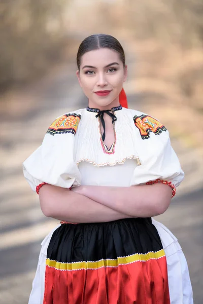 Jovem Bela Mulher Eslovaca Traje Tradicional — Fotografia de Stock