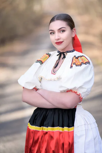 Jovem Bela Mulher Eslovaca Traje Tradicional — Fotografia de Stock