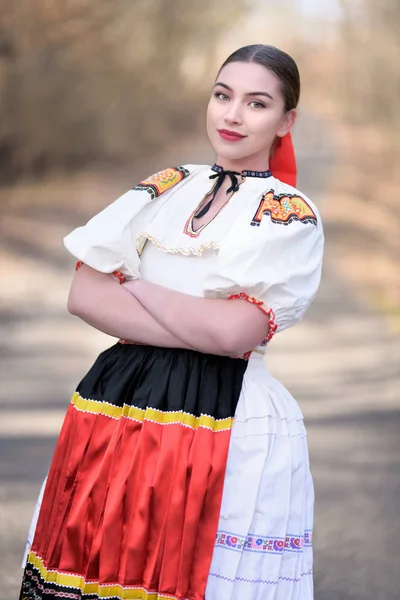 Jeune Belle Femme Slovaque Costume Traditionnel — Photo