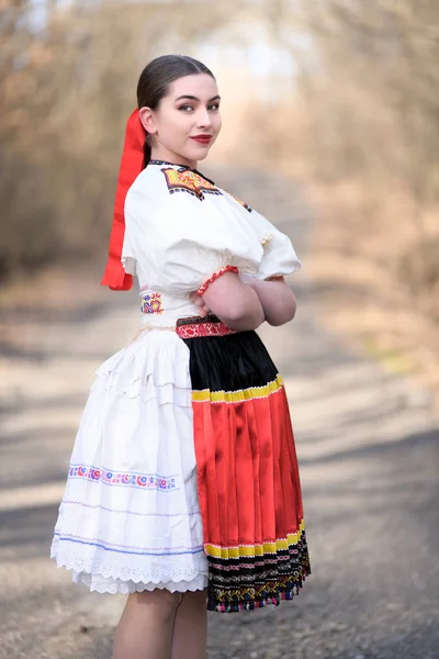 穿着传统服装的年轻漂亮的Slovak女人 — 图库照片