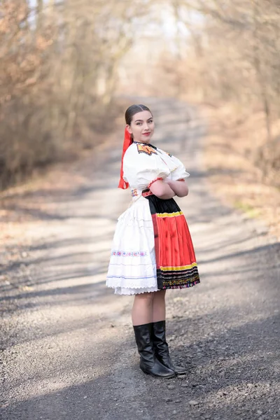 Jovem Bela Mulher Eslovaca Traje Tradicional — Fotografia de Stock