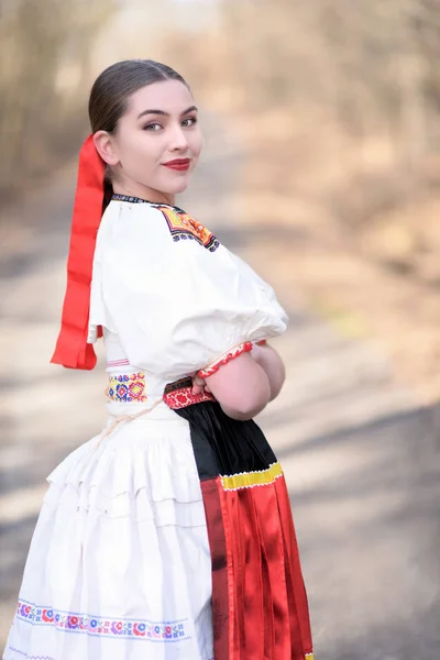 Mladý Krásný Slovenský Žena Tradiční Kostým — Stock fotografie
