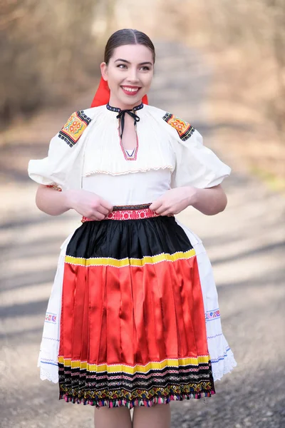 Jovem Bela Mulher Eslovaca Traje Tradicional — Fotografia de Stock