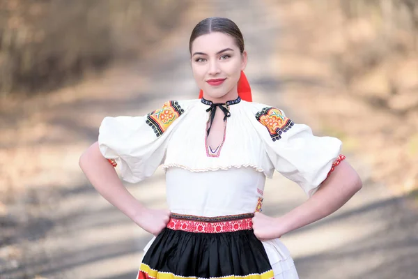 Jovem Bela Mulher Eslovaca Traje Tradicional — Fotografia de Stock