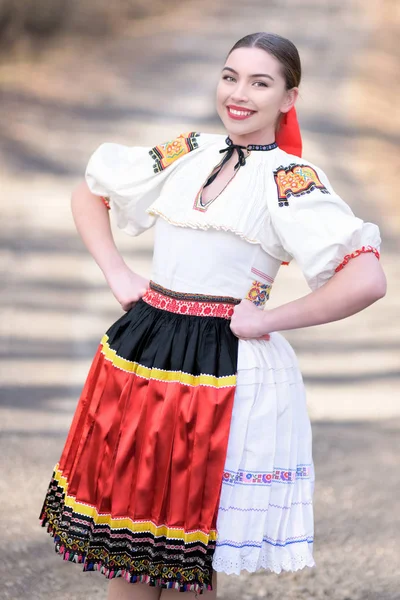 Joven Hermosa Eslovaca Traje Tradicional — Foto de Stock