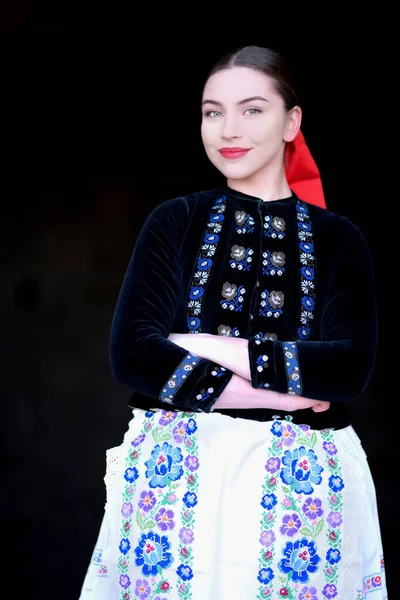 Słowacki Folklor Tradycyjny Kostium Kobiety — Zdjęcie stockowe