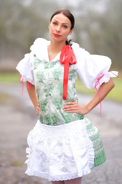 Jovem Bela Mulher Eslovaca Traje Tradicional — Fotografia de Stock