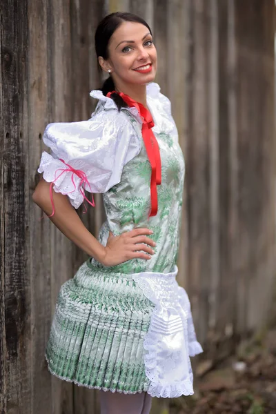 Jovem Bela Mulher Eslovaca Traje Tradicional — Fotografia de Stock