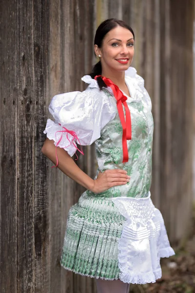 Jovem Bela Mulher Eslovaca Traje Tradicional — Fotografia de Stock