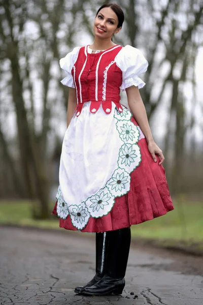 Jeune Belle Femme Slovaque Costume Traditionnel — Photo