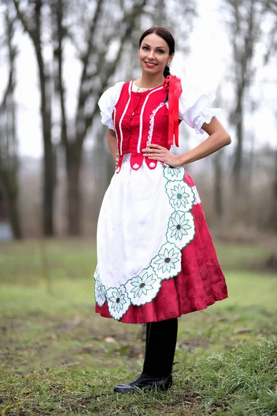 Jovem Bela Mulher Eslovaca Traje Tradicional — Fotografia de Stock