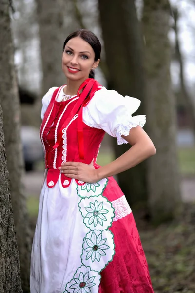穿着传统服装的年轻漂亮的Slovak女人 — 图库照片