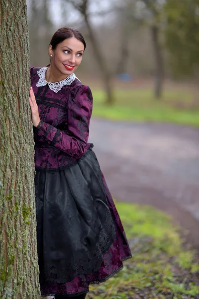若いです美しいですSlovak女性で伝統的な衣装 — ストック写真