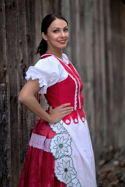 Jovem Bela Mulher Eslovaca Traje Tradicional — Fotografia de Stock