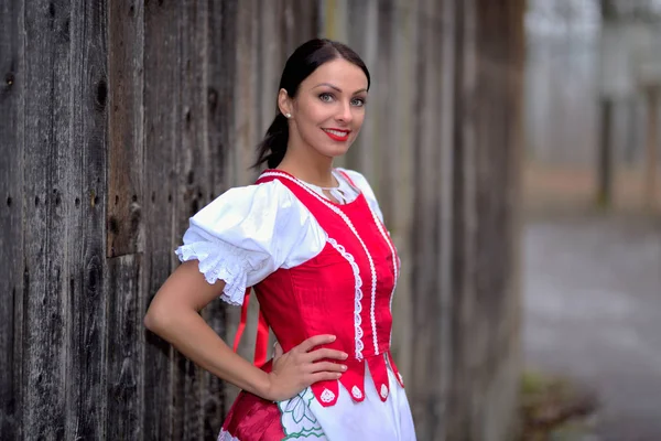 Jovem Bela Mulher Eslovaca Traje Tradicional — Fotografia de Stock