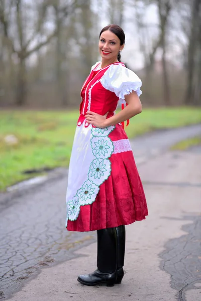 Jeune Belle Femme Slovaque Costume Traditionnel — Photo