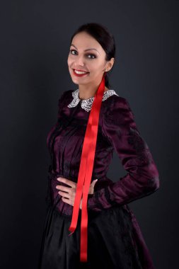 Geleneksel kostümlü, güzel, Slovak kadın.