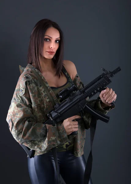 Красива Молода Жінка Пістолетом Студії — стокове фото
