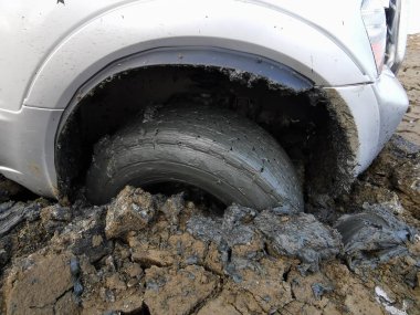 Bataklıkta mahsur kalmış tanınmayan bir araba, aşırı off-road. 