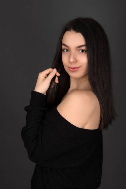 Stüdyoda Seksi Genç Esmer Kadın