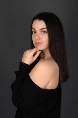 Stüdyoda Seksi Genç Esmer Kadın