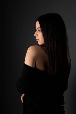 Stüdyoda Seksi Genç Esmer Kadın