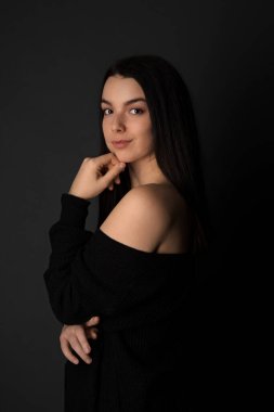 Stüdyoda Seksi Genç Esmer Kadın