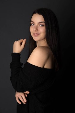 Stüdyoda Seksi Genç Esmer Kadın