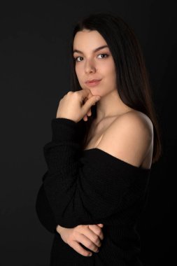 Stüdyoda Seksi Genç Esmer Kadın