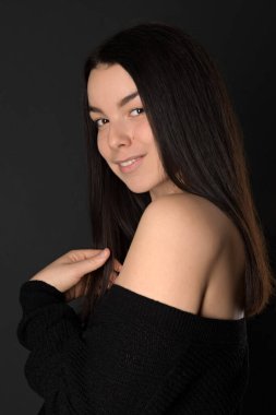 Stüdyoda Seksi Genç Esmer Kadın