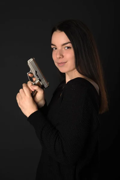 Schöne Sexy Mädchen Mit Waffe Posiert Studio — Stockfoto