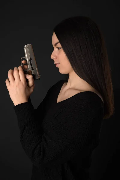 Vacker Sexig Tjej Med Pistol Poserar Studio — Stockfoto