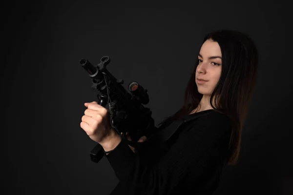 Krásná Sexy Dívka Pistolí Pózuje Studiu — Stock fotografie