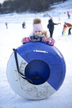 Kız kar hortumuyla oynuyor. Kar borusu. 