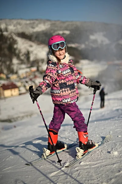 Mädchen Auf Skiern Genießt Das Skigebiet — Stockfoto