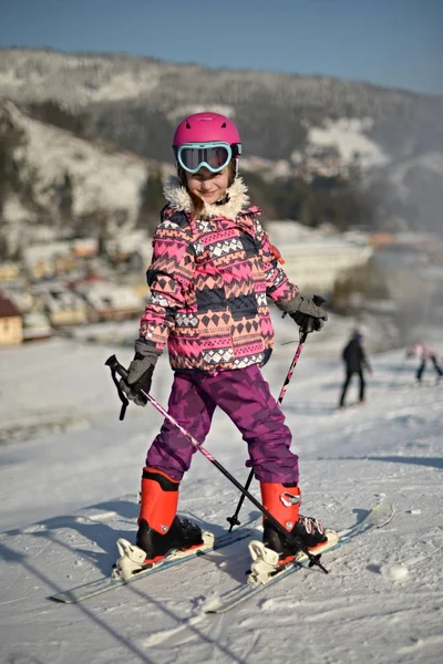 Mädchen Auf Skiern Genießt Das Skigebiet — Stockfoto