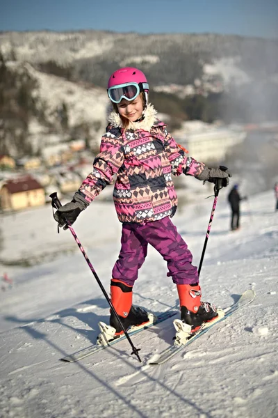 Girl Ski Enjoys Ski Resort — Stock Photo, Image