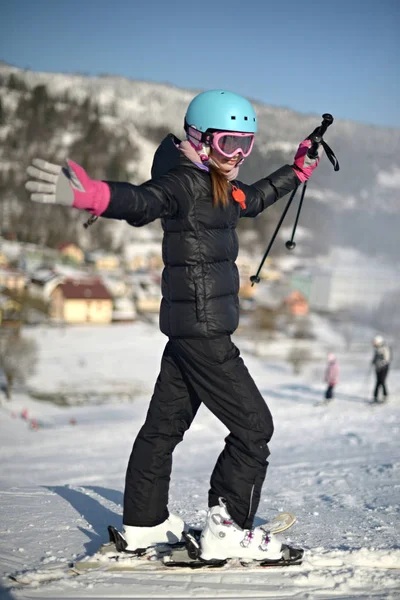 Κορίτσι Στο Σκι Απολαμβάνει Χιονοδρομικό Κέντρο — Φωτογραφία Αρχείου