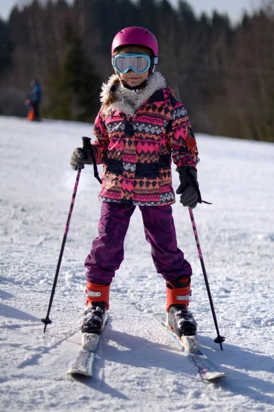 Chica Esquí Disfruta Estación Esquí — Foto de Stock